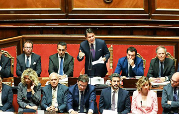 Сенат Италии проголосовал за доверие премьеру Конте