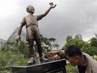 В Индонезии установили статую маленького Обамы