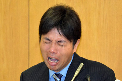 Японский депутат-истерик подал в отставку