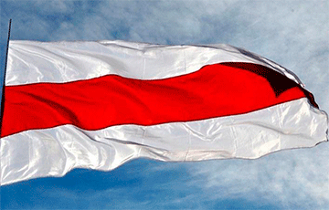 В Гомеле в День города на обзорную башню вывесили бело-красно-белый флаг