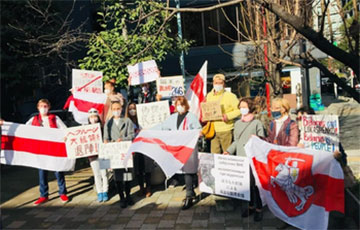 В Токио с самого утра прошел марш солидарности с Беларусью