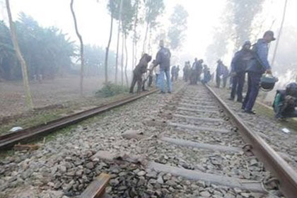 Бангладешская оппозиция пустила под откос пассажирский поезд