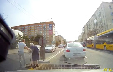 Видеофакт: Водитель в Минске остановил оживленную улицу, чтобы помочь бабушке