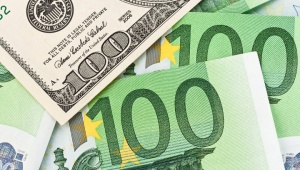 Курсы валют: доллар растет, рубль РФ ушел в пике