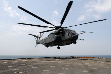 В результате крушения вертолета ВМС США погибли два человека