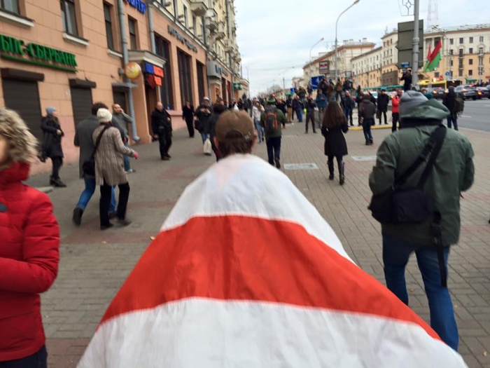 Шествие под бело-красно-белыми флагами по центру Минска