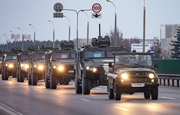 Фотофакт: Лукашенко продолжает заражать армию COVID-19