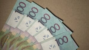 Белорусы смогут получать зарплаты и пенсии на счет в банке