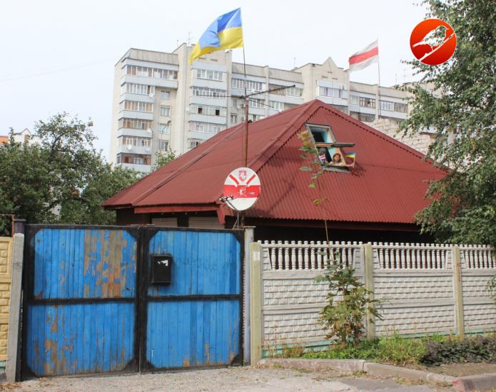 Житель Гомеля поднял над своим домом флаги Беларуси и Украины