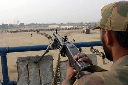 При взрыве в Пакистане погибли 20 солдат