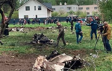 В Сети появились первые кадры с места падения самолета в Барановичах