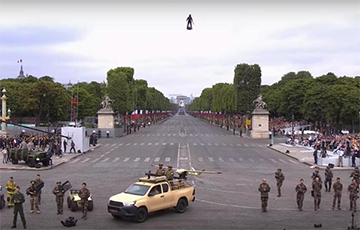 Видеофакт: Француз полетал в Париже на реактивной доске