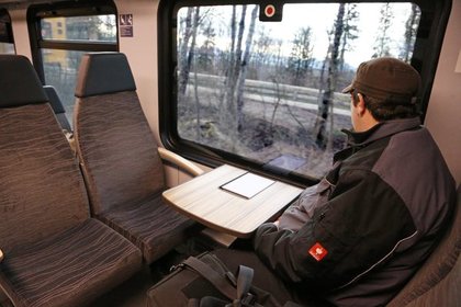 В Нидерландах поезд сошел с рельсов после столкновения с краном