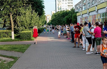 «Живая цепь на сотни метров»: Бобруйск вышел на пикет солидарности
