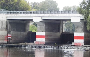 Мост в одном из городов Гомельской области стал бело-красно-белым