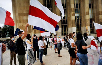 Белорусы Парижа провели акцию возле Эйфелевой башни