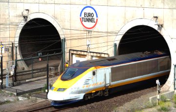 Туннель под Ла-Маншем снова временно закрыт из-за мигрантов