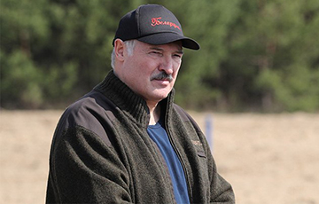 Лукашенко на субботнике работал в свитере ценой в две месячные зарплаты белоруса