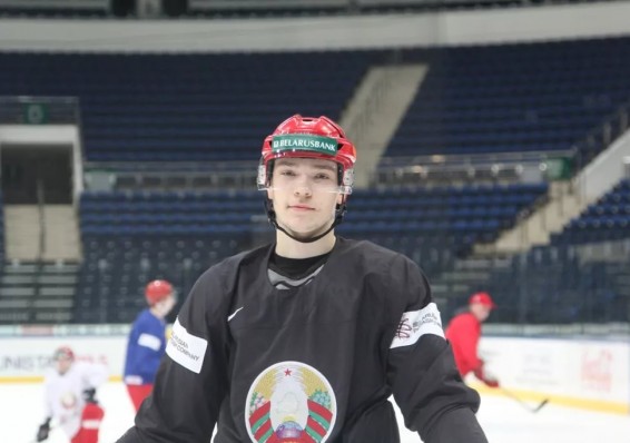 Белорусский хоккеист стал лучшим среди новичков КХЛ