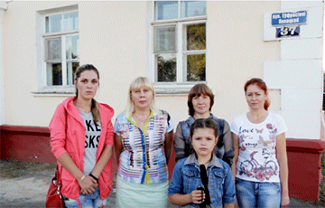 «Проклятый старый дом»: Жители Полоцка уже 30 лет ютятся в аварийных условиях
