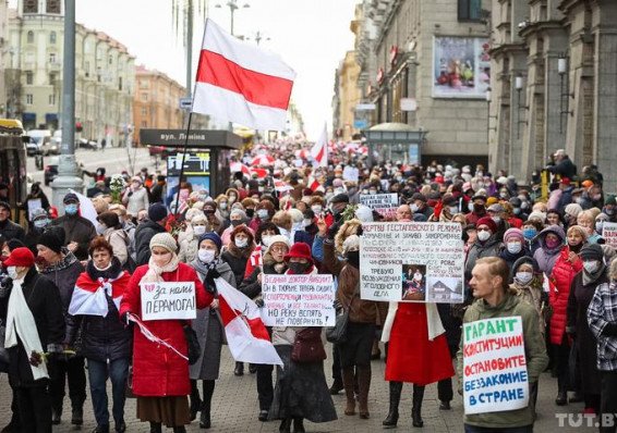Пенсионеры и медики прошлись маршем по Проспекту независимости в Минске