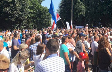 Видеофакт: на митинг в Барановичах пришло очень много людей