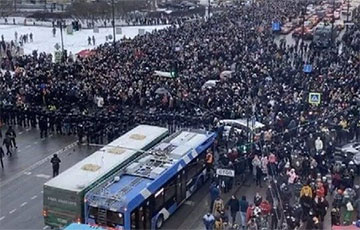 Протестующие в Санкт-Петербурге заняли весь Невский проспект