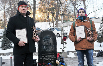 Премию «Воин света» вручили возле памятника Михаилу Жизневскому
