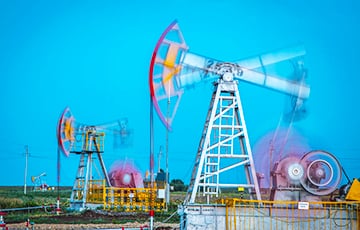 Запасы нефти в России упали на треть