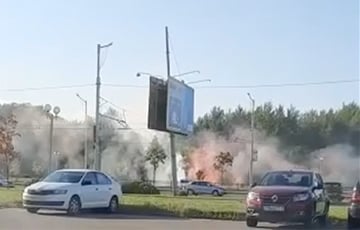 В Минске на Притыцкого зажгли бело-красно-белые файеры
