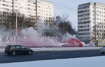 Партизаны зажгли бело-красно-белые фаеры на улице Притыцкого в Минске
