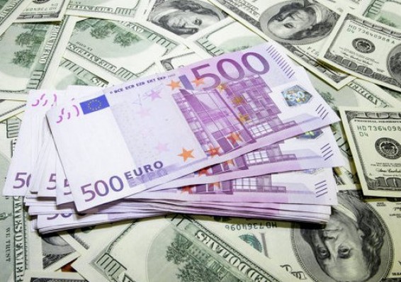 Доллар и евро подросли в первый рабочий день года