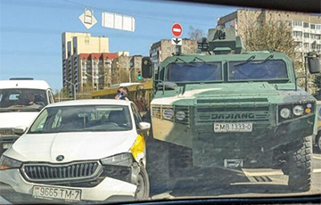 В Минске военный бронеавтомобиль Dajiang столкнулся с «Яндекс.Такси»