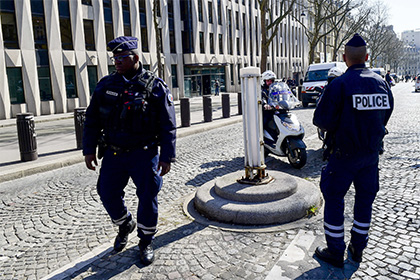 Парижский полицейский застрелил злоумышленника с ножницами