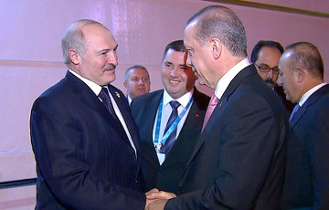 Лукашенко поздравил Эрдогана с «элегантным референдумом»