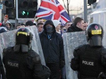 Во время беспорядков в Белфасте пострадали 29 полицейских