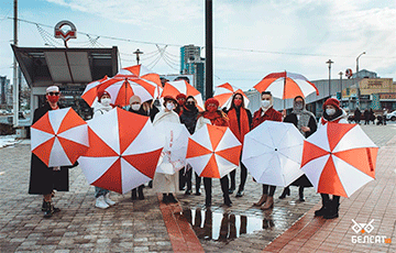 В Минске девушки прошлись с бело-красно-белыми зонтиками