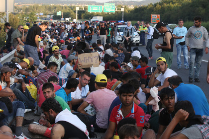 Австрия и ФРГ согласились впустить находящихся в Венгрии беженцев