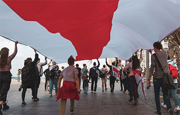 В Тель-Авиве прошло шествие с 9-метровым бело-красно-белым флагом