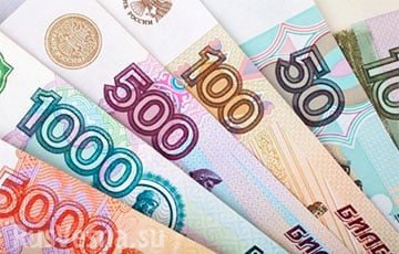 Российский рубль упал до недельного минимума на фоне распродажи госдолга