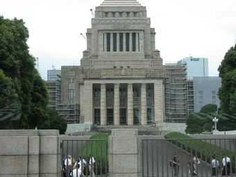 Японец попытался совершить сэппуку перед зданием парламента