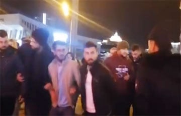 Видеофакт: Нелегалы танцуют на улицах Минска