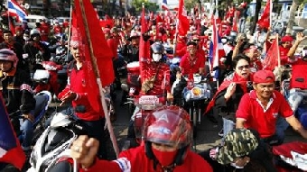 Таиландские оппозиционеры устроили огненную ловушку для ста человек