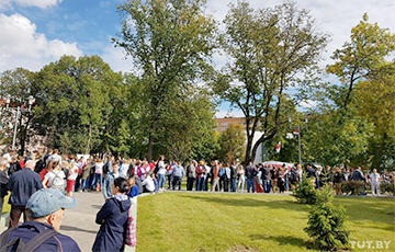 Участники Марша уже возле кинотеатра «Беларусь» в Минске