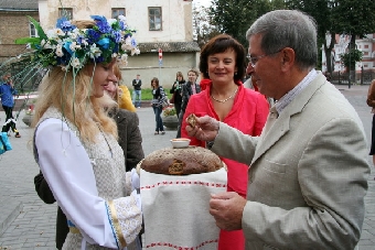 Гродно встречает участников фестиваля национальных культур хлебом-солью у границ города