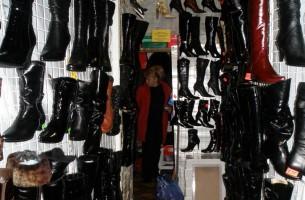 Частник пытался продать китайскую обувь под видом белорусской