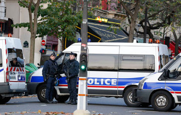В Париже неизвестный захватил заложников и облил их бензином