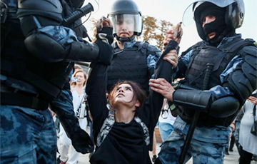 Российский полицейских, разгонявших митинг в Москве, «кинули» на деньги