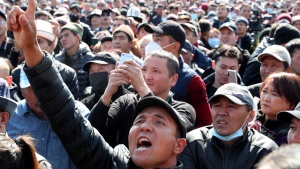 Пропали президент и премьер-министр Кыргызстана, страна закрыла границы
