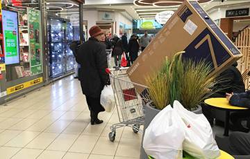 Как белорусы штурмуют польские магазины перед введением новых лимитов